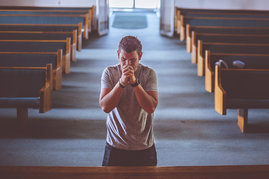 Man-praying-in-church